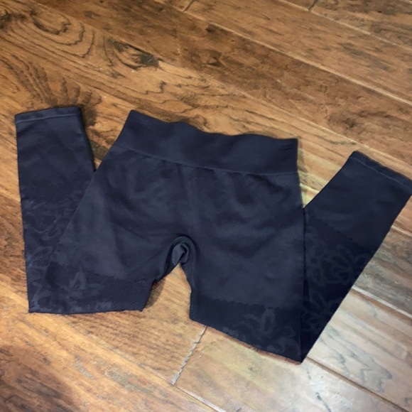 Fabletics black XS Capri leggings workout pants athletic gear floral mesh net XS - Picture 9 of 12